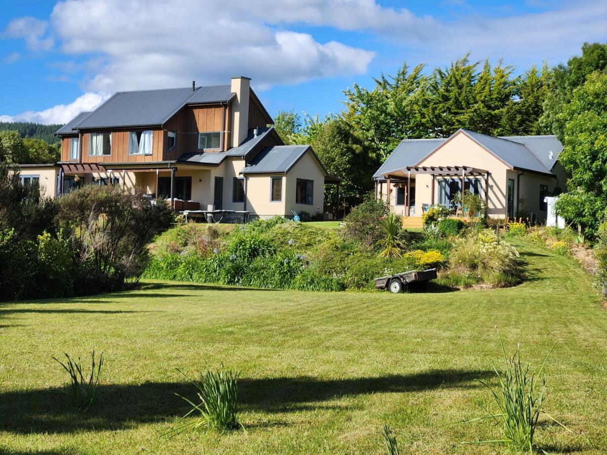 Boutique Art Retreat Hotel Upper Hutt Exterior photo